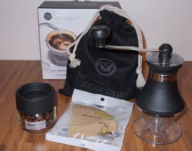 Grindripper je ruční mlýnek a překapávač na kávu v jednom
