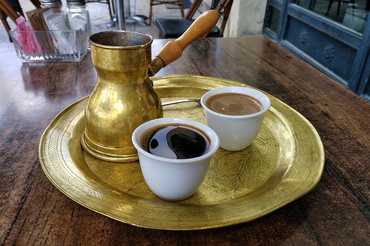 Káva s džezvou na tržnici v Turecku